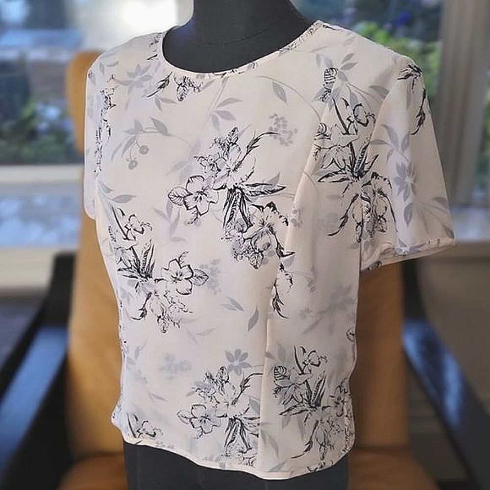 Vtg cream silk chiffon floral print round neck short sleeve blouse